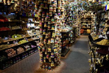 Renkli ve güzel kokan sabunlarla dolu bir doğulu dükkânı. Şef Medina, Fas, Eylül 2023.