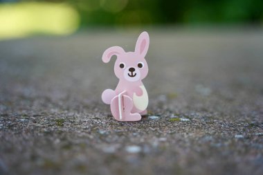 Küçük sevimli pembe tavşan karton figür. Hayvan oyuncağı. 2024.