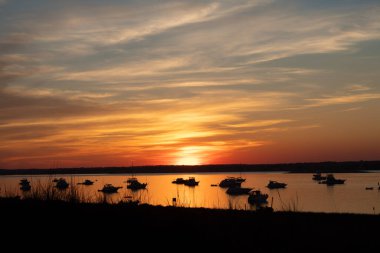 Deniz kıyısında güzel bir gün batımı