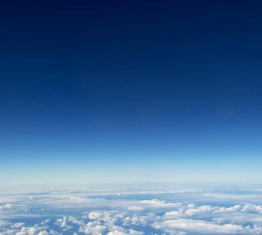 Mavi gökyüzü ve beyaz bulutlar