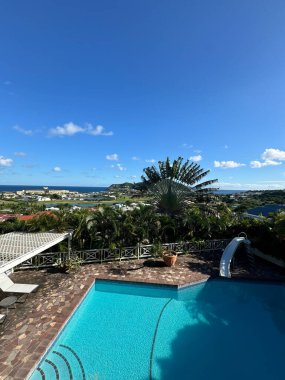 Lüks tatil köyünde yüzme havuzu