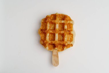 Kruvasan gözlemesi ya da kahverengi şekerli kıvrım.