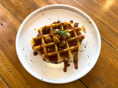 Karamelli macadamia fındık kruvasan waffle 'ı.)