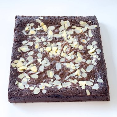 Dilimlenmiş bademle kaplı lezzetli çikolatalı brownie, tatlı için mükemmel.