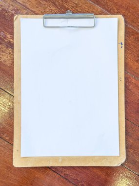 Tahta yüzeyde boş bir pano, notlar veya çizimler için hazır.