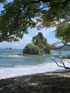 Manuel Antonio Plaj Fotoğrafı, insanlarla