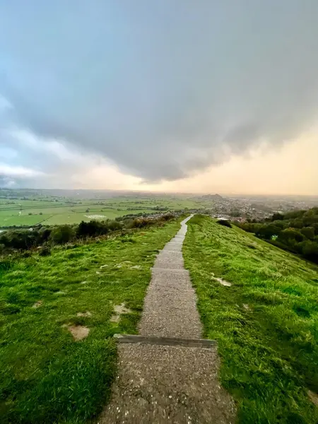 Glastonbury, İngiltere manzaralı tepenin aşağısına giden yol.