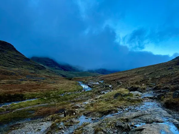 Scafell Pike, Keswick, Lake District 'e doğru yürüyüş yolu. Kasvetli bir günde Sonbahar renkleri.