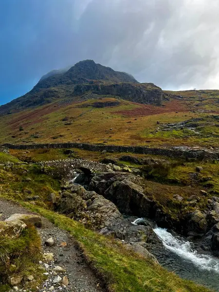 Stockley Köprüsü, Saithwaite 'in düşmesiyle, Keswick, Lake District.