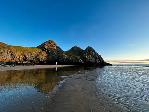 Galler 'de üç uçurum körfezi plajı..