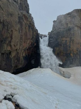 İzlanda karla kaplı Fardagafoss şelalesi.