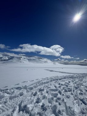 Kar, İzlanda 'daki Langjokull buzulunda dağları kapladı..