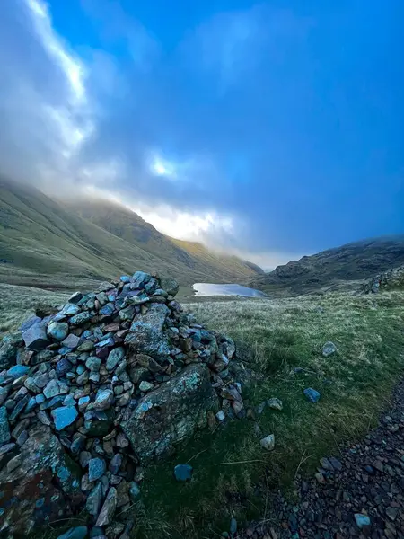 Stone Cairn Scafell Pike yolunda, Lake District, İngiltere.
