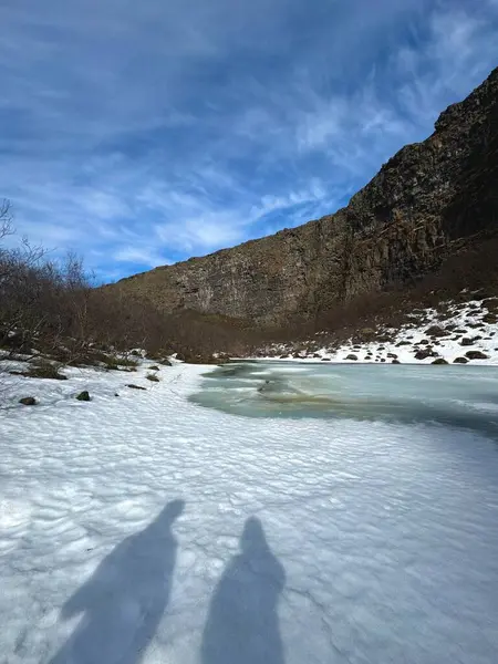 Asbyrgi Kanyonu 'ndaki Donmuş Botnstjrn gölünün gölgesi 