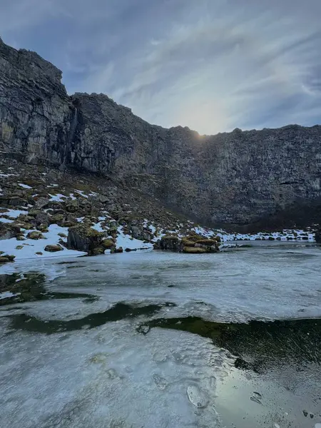 Asbyrgi Kanyonu, İzlanda 'da donmuş Botnstjrn göleti. 