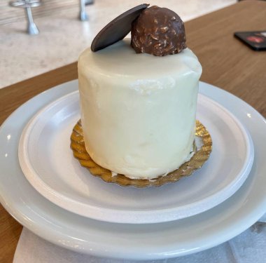 Elinde büyük çilek meyvesi