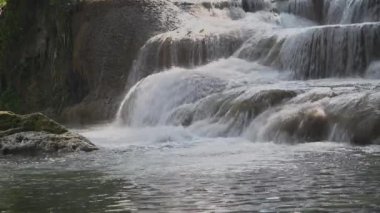 Kayalar boyunca akan berrak şelale..