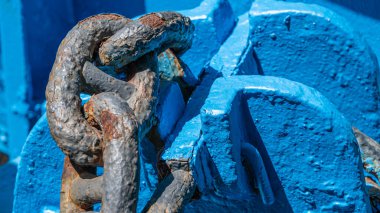 Eski paslı zincir, mavi boyalı bağlayıcılar, deniz tarafından kullanılan, yakın çekim manzaralı..