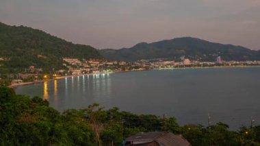 Patong Sahili, Phuket, Tayland manzarası. Günbegün gece zaman aşımı.