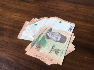 Endonezya parası, 5 bin rupia, 5 bin banknot, ahşap bir masa.