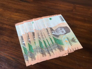 Endonezya parası, 5 bin rupia, 5 bin banknot, ahşap bir masa.