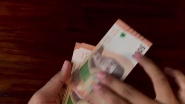 Zenginler beş bin rupiayı çarçur ediyor, refah içinde bir hayat sürüyor, para israfı kavramı.