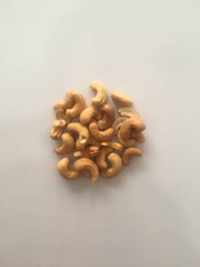 Beyaz arkaplanda izole edilmiş kaju fıstığı grubu