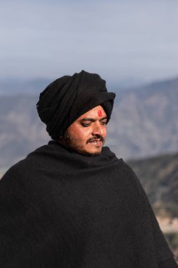 Tapınakta bir Kızılderili. Mutlu Hintli. Yüksek kalite fotoğraf. Hint kültürü. Din Seksizmi