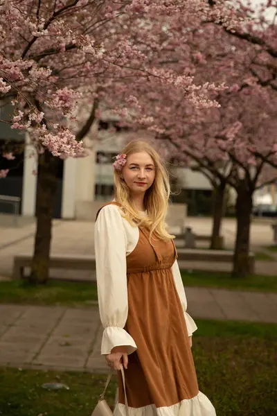 Bahar çiçeği, sarışın kız. Yüksek kalite fotoğraf