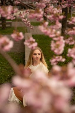 Bahar çiçeği, sarışın kız. Yüksek kalite fotoğraf