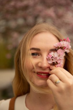 Bahar çiçeği, sarışın kız. Yüksek kalite fotoğraf
