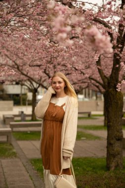 Bahar çiçeği, sarışın kız. Yüksek kalite fotoğraf