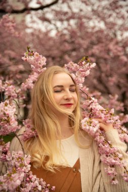 Bahar çiçeği, sarışın kız. Yüksek kalite fotoğraf