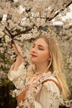 Bahar çiçeği, sarışın kız. Yüksek kalite fotoğraf