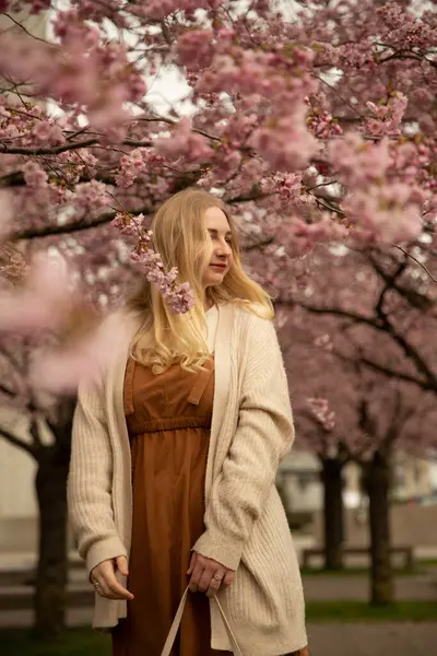 Bahar çiçeği, sarışın kız. Yüksek kalite fotoğraf