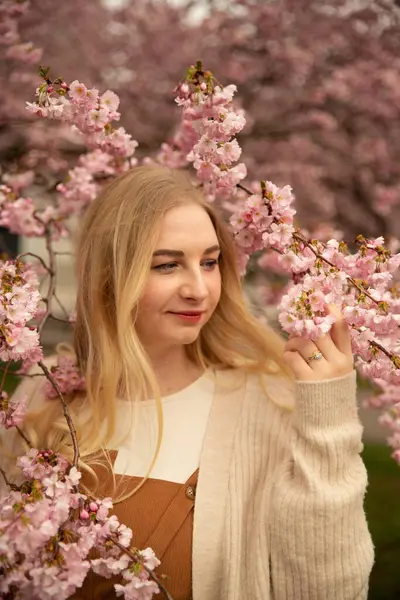 Bahar çiçeği, sarışın kız. Yüksek kalite fotoğraf