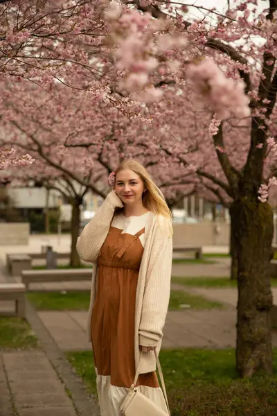 Bahar çiçeği, sarışın kız. Yüksek kalite fotoğraf