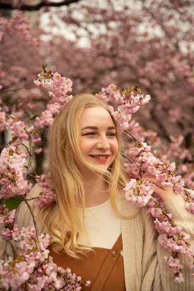 Bahar çiçeği, sarışın kız. Yüksek kalite fotoğraf