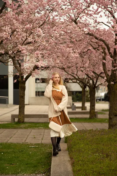 Bahar çiçeği, sarışın kız. Yüksek kalite fotoğraf