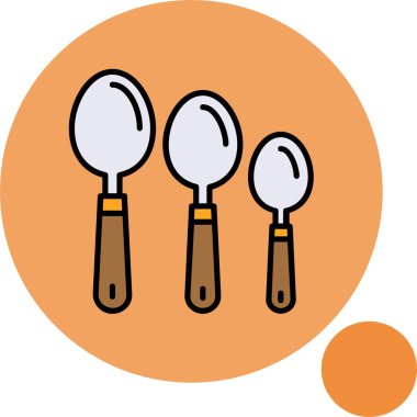 Kahverengi saplı üç metal kaşık birlikte sergileniyor.