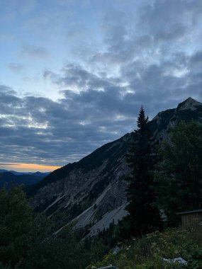 Dağlarda güzel bir gün batımı