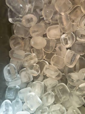 Buz makinesi tarafından yeni üretilmiş buz küpleri. 