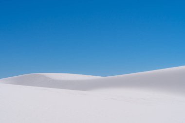 Güneşli bir günde açık gökyüzü ile White Sands Ulusal Parkı 'nda yumuşak kum tepeleri