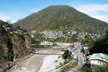 Alaknanda Nehri, Uttarakhand Himalayaları ile Karnaprayag Kasabası Panoramik Manzarası