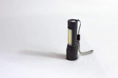 Modern siyah metal LED fener. Beyaz arkaplan ile taşınabilir el feneri.