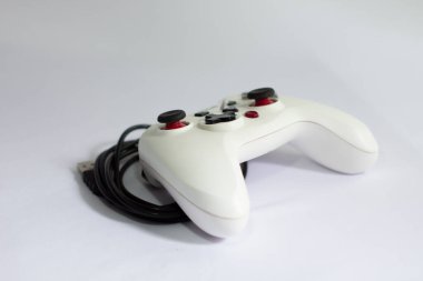 beyaz arkaplanda kablo oyun alanı joystick 'i