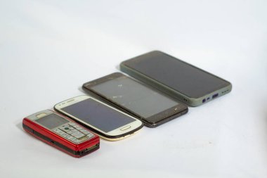 Cep telefonları düzgün bir şekilde sıralanmış ve yan açıdan çekilmiş.