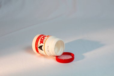 Endonezya, 20 Nisan 2025, bu resim, tarafsız bir yüzey üzerinde düzgün bir şekilde düzenlenmiş ahşap yapıştırma için temel araçları yakalar..