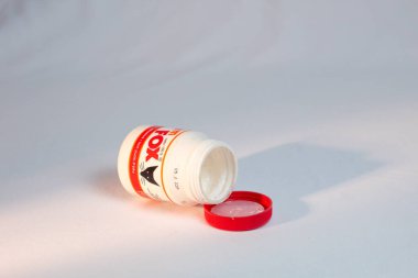 Endonezya, 20 Nisan 2025, bu resim, tarafsız bir yüzey üzerinde düzgün bir şekilde düzenlenmiş ahşap yapıştırma için temel araçları yakalar..
