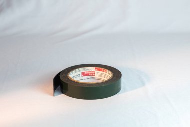 Endonezya, 20 Nisan 2025, bir rulo temiz, çift taraflı yapışkan bant 45 derecelik açıyla yakın çekim çekilir.